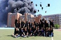 Выпускников китайского ВУЗа стали звездами интернета за снимок на фоне пожара Выпускников китайского ВУЗа стали звездами интернета за снимок на фоне пожара
