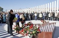 Полицейский задержали вандала, осквернившего памятник жертвам катастрофы крушения Boeing в Перми Полицейский задержали вандала, осквернившего памятник жертвам катастрофы крушения Boeing в Перми