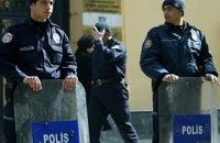 В Стамбуле террористы напали на полицейских В Стамбуле террористы напали на полицейских