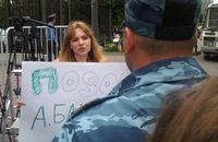 Нескольких участников несанкционированной акции у СК РФ отпустят без составления протокола Нескольких участников несанкционированной акции у СК РФ отпустят без составления протокола